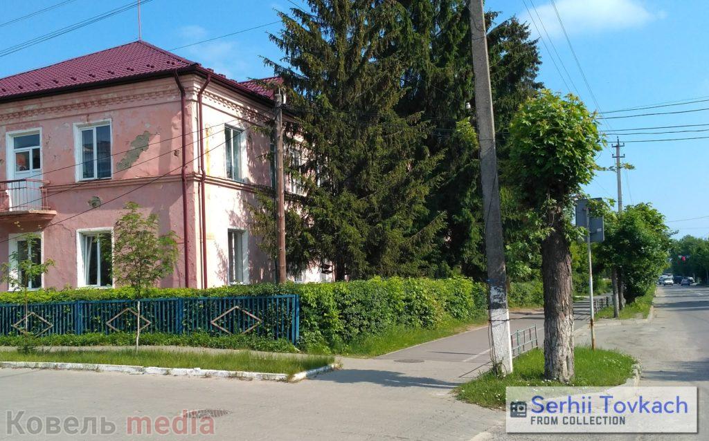 Сучасна будівля ковельського Ліцею №5 І-ІІІ ступенів на місці зруйнованої